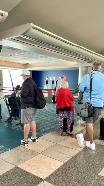 Orlando, FL USA - 16 Kasım 2024: Orlando Uluslararası Havalimanı 'nın kapısında bekleyen insanlar.