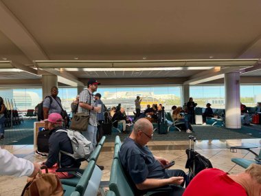 Orlando, FL USA - 16 Kasım 2024: Orlando Uluslararası Havalimanı 'nın kapısında bekleyen insanlar.