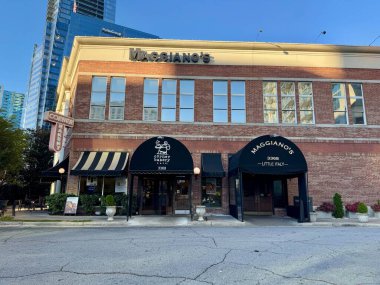 Atlanta, GA USA - 15 Kasım 2024: Manddianos İtalyan Restoranı ve Atlanta, Georgia ABD 'deki Köşedeki Fırın.