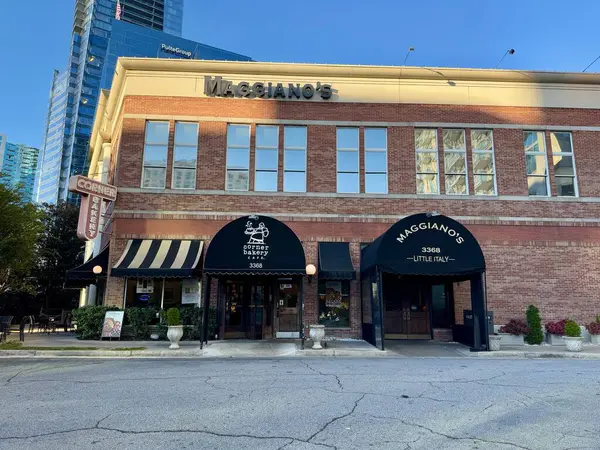 Atlanta, GA USA - 15 Kasım 2024: Manddianos İtalyan Restoranı ve Atlanta, Georgia ABD 'deki Köşedeki Fırın.