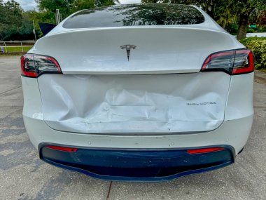Orlando, FL USA - 18 Kasım 2024: Bir araba kazasında arabanın arkası göçmüş bir Tesla Model Y.