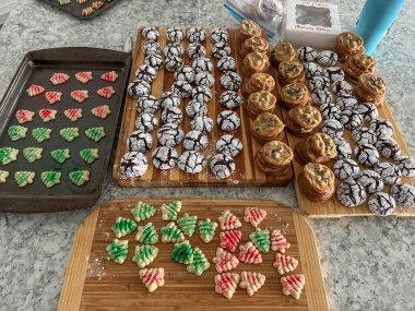 Ev yapımı lezzetli çikolatalı cips, çikolata kırışıklığı ve tahta kesme tahtalarında yenmeye hazır Spritz Tree kurabiyeleri..