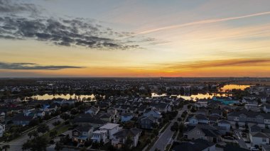 Orlando, FL USA - 27 Aralık 2024: Nona Orlando Gölü, Florida 'daki Laureate Park' ın hava görüntüsü.