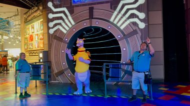 Orlando, FL USA - 10 Ekim 2024: Disney World EPCOT Tema Parkı 'nda bir karakter buluşması için hayal ürünü ejderha karakterinize yolculuk.