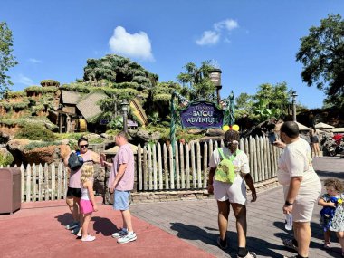 Orlando, FL USA - 5 Temmuz 2024: Walt Disney 'deki Sihirli Krallık' ta Tianas Bayou Macerası 'nın önünde yürüyen insanlar.