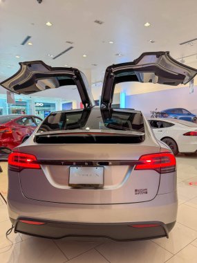 Orlando, FL USA - 12 Ocak 2025: Tesla Model X 'in gümüş sergi salonundaki yeni arabası.