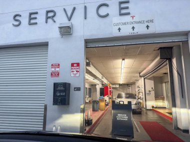 Orlando, FL USA - 20 Ocak 2025: Merritt Adası 'ndaki Tesla Servis Merkezi, ABD.