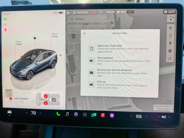 Orlando, FL USA - 20 Ocak 2025: Tesla hizmet ekranı Tesla 'da hizmet vermeye hazırlanıyor.