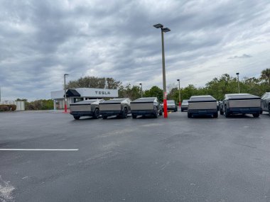 Orlando, FL USA - 20 Ocak 2025: Tesla Mağazasında bir dizi yeni gümüş siber kamyon.