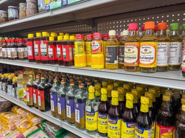 Orlando, FL USA - 5 Ocak 2025: Orlando, Florida ABD 'deki bir Asya Marketi' nin sos reyonu.