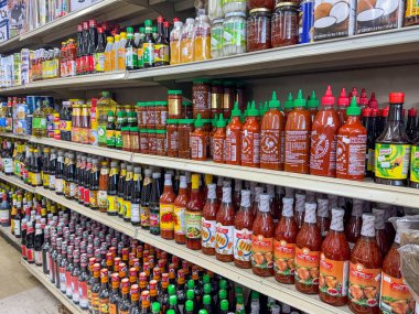 Orlando, FL USA - 5 Ocak 2025: Orlando, Florida ABD 'deki bir Asya Marketi' nin sos reyonu.