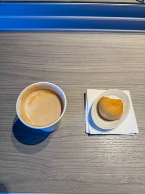 Kahve lattesinin nefis kahvaltısı ve MSC Sahil Yolcu Gemisi Yat Kulübü odasında çörek.