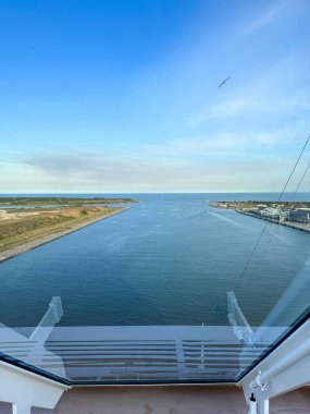 Orlando, Florida yakınlarındaki Port Canaveral 'dan denize açılan bir yolcu gemisinden kanalın okyanusa olan hava görüntüsü..