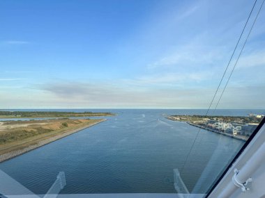 Orlando, Florida yakınlarındaki Port Canaveral 'dan denize açılan bir yolcu gemisinden kanalın okyanusa olan hava görüntüsü..