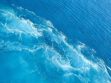 Gemi seyahati güzel güneşli bir günde beyaz bulutlar ve çalkantılı mavi denizlerle Atlantik Okyanusu 'nda uyanır..