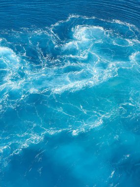 Gemi seyahati güzel güneşli bir günde beyaz bulutlar ve çalkantılı mavi denizlerle Atlantik Okyanusu 'nda uyanır..