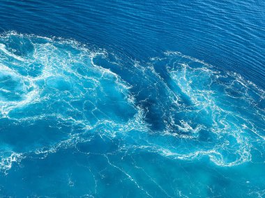 Gemi seyahati güzel güneşli bir günde beyaz bulutlar ve çalkantılı mavi denizlerle Atlantik Okyanusu 'nda uyanır..