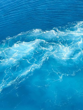 Gemi seyahati güzel güneşli bir günde beyaz bulutlar ve çalkantılı mavi denizlerle Atlantik Okyanusu 'nda uyanır..