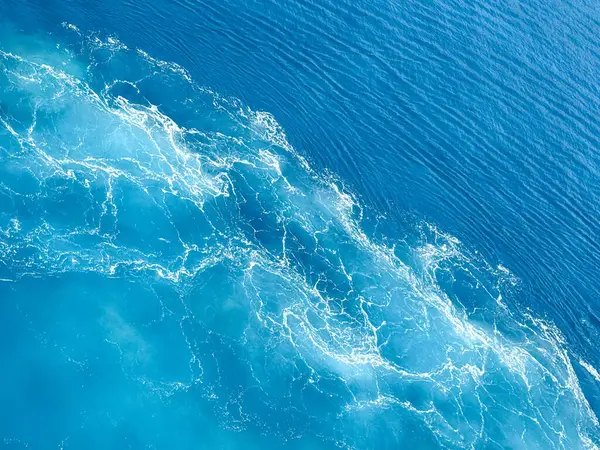 Gemi seyahati güzel güneşli bir günde beyaz bulutlar ve çalkantılı mavi denizlerle Atlantik Okyanusu 'nda uyanır..