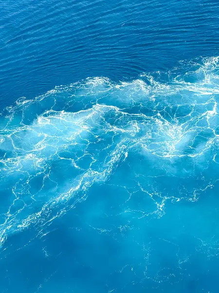 Gemi seyahati güzel güneşli bir günde beyaz bulutlar ve çalkantılı mavi denizlerle Atlantik Okyanusu 'nda uyanır..