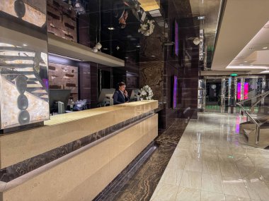 Orlando, FL USA - 27 Şubat 2025: MSC Gemi Yat Kulübü 'nün kapıcı masası.