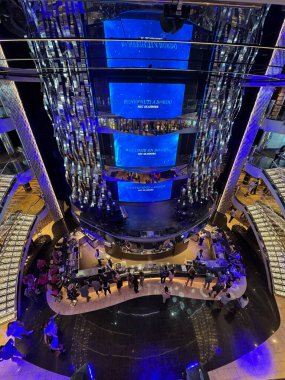 Orlando, FL USA - 27 Şubat 2025: MSC Cruise Ship Seashore 'daki ana lobi barının hava görüntüsü.