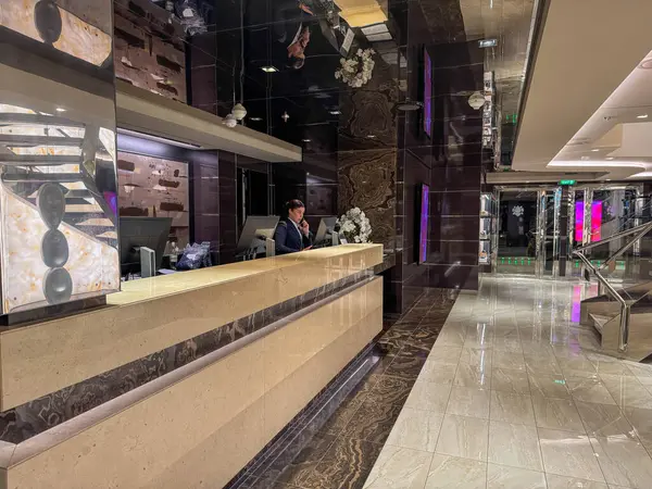 Orlando, FL USA - 27 Şubat 2025: MSC Gemi Yat Kulübü 'nün kapıcı masası.