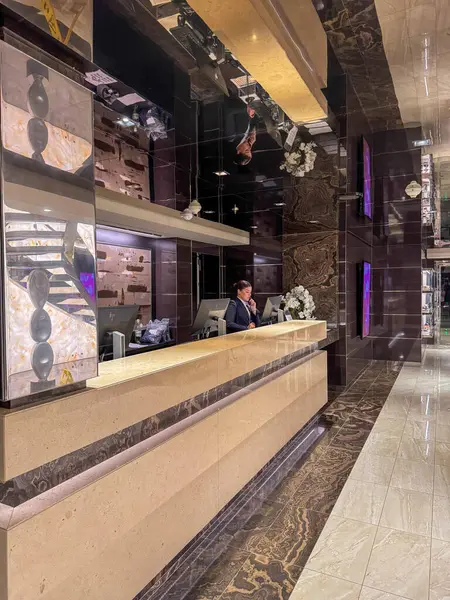 Orlando, FL USA - 27 Şubat 2025: MSC Gemi Yat Kulübü 'nün kapıcı masası.