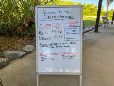 Orlando, FL USA - 14 Nisan 2025 Orlando Wetlands Vahşi Yaşam Parkı 'nın girişindeki işaret.
