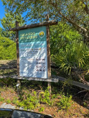 Orlando, FL USA - 14 Nisan 2025 Orlando Wetlands Vahşi Yaşam Parkı 'nın girişindeki işaret.