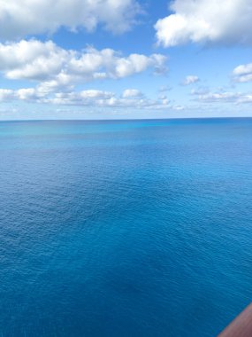 Bahamalar 'daki bir yolcu gemisinden güzel bir Karayip okyanusu manzarası..