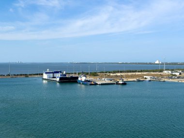 Orlando, FL USA - 27 Nisan 2025: ABD Uzay Üssü ve Orlando, FL 'de limana bakan bir yolcu gemisinde bulunan Mavi Köken roket kurtarma gemilerinin hava görüntüsü.