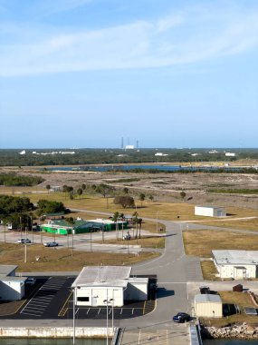Orlando, FL USA - 27 Nisan 2025: Orlando, FL 'deki ABD Uzay Üssü' nün liman manzarası.