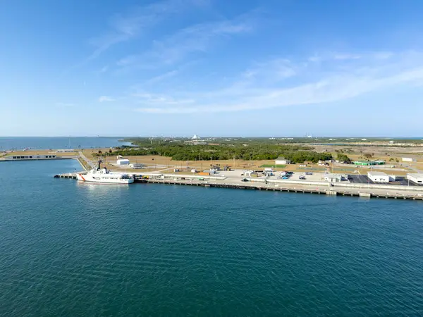 Orlando, FL USA - 27 Nisan 2025: Orlando, FL 'deki ABD Uzay Üssü' nün liman manzarası.