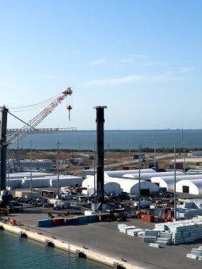 Orlando, FL USA - 27 Nisan 2025: ABD Uzay Üssü 'nün ve Orlando, FL' deki SpaceX roket kurtarma alanının limana bakan bir gemi üzerindeki hava görüntüsü.