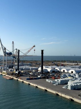 Orlando, FL USA - 27 Nisan 2025: ABD Uzay Üssü 'nün ve Orlando, FL' deki SpaceX roket kurtarma alanının limana bakan bir gemi üzerindeki hava görüntüsü.