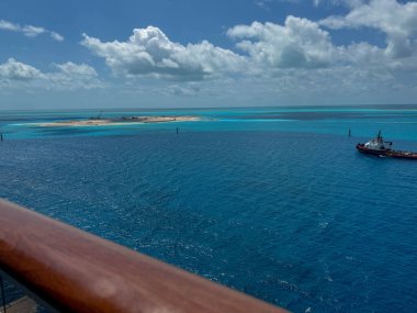 Ocean Cay, Bahamas - 28 Nisan 2025: MSC Cruise Lines 'in özel adası Ocean Cay, Bahamalar' daki güzel mavi okyanus manzarası.