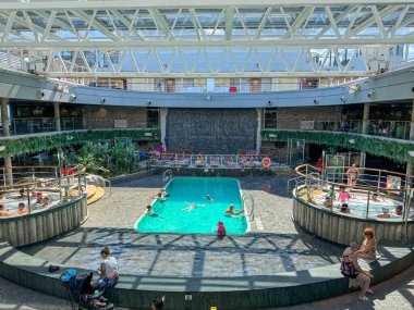 Orlando, FL USA - 28 Nisan 2025: Port Canaveral, Florida 'daki MSC Cruise Sahil Kıyısı' ndaki sessiz yetişkin yüzme havuzu.,
