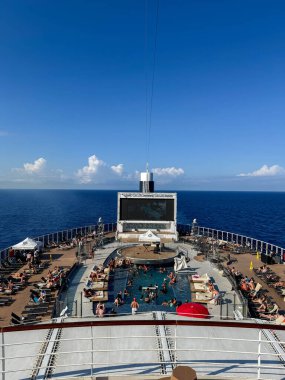 Orlando, FL USA - 28 Nisan 2025: Port Canaveral, Florida 'daki MSC Cruise Sahil Kıyısı' nın ana yüzme havuzu.,