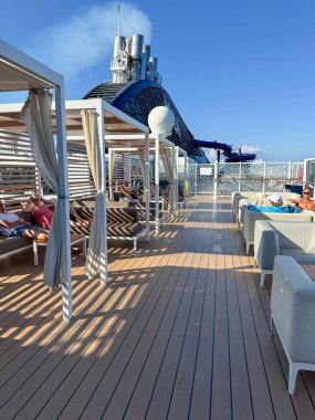 Orlando, FL USA - 30 Nisan 2025: Güneşli bir günde MSC Sahil Yolcu Gemisi 'nin özel Aurea alanı için açık hava salonu ve barı.