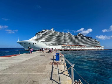 Cozumel Mexico - 1 Mayıs 2025: MSC Deniz Gezisi gemisi güneşli bir günde Cozumel limanına yanaştı.