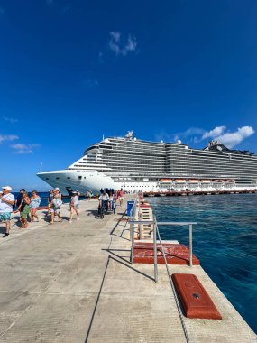 Cozumel Mexico - 1 Mayıs 2025 MSC Deniz Kıyısı ve Büyülü Prenses Gemi, güneşli bir günde Cozumel limanına yanaştı..