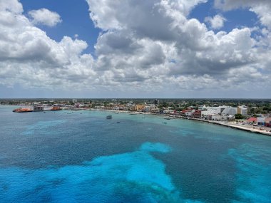 Güneşli bir günde Cozumel Meksika gemi limanının havadan görünüşü.
