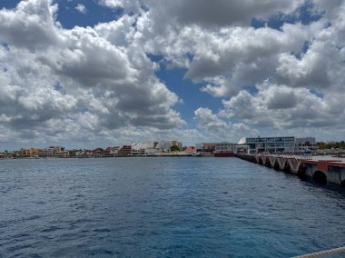 Cozumel Meksika 'nın güneşli bir gündeki gemi limanı manzarası.