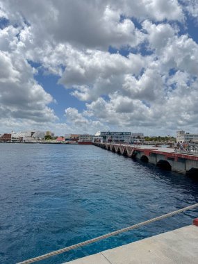 Cozumel Meksika 'nın güneşli bir gündeki gemi limanı manzarası.