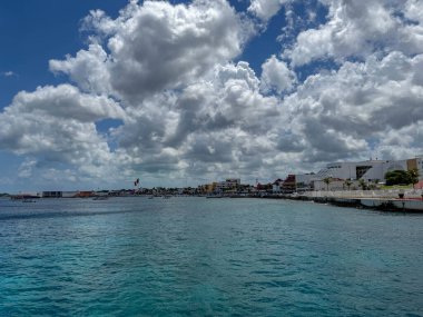 Cozumel Meksika 'nın güneşli bir gündeki gemi limanı manzarası.