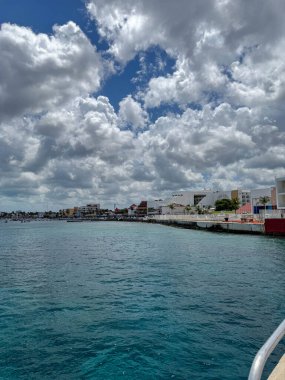 Cozumel Meksika 'nın güneşli bir gündeki gemi limanı manzarası.