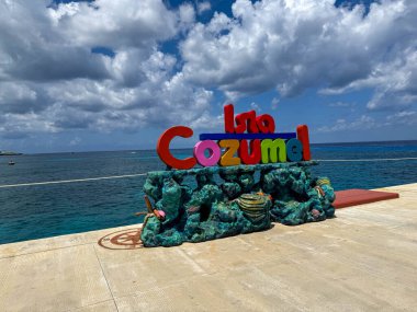 Cozumel, Meksika - 2 Mayıs 2025 Cozumel Meksika gemi limanında Cozumel Adası tabelası.