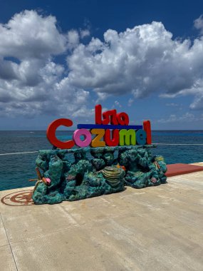 Cozumel, Meksika - 2 Mayıs 2025 Cozumel Meksika gemi limanında Cozumel Adası tabelası.