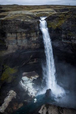 Hekla volkanı yakınlarındaki Fossa nehrindeki ünlü Haifoss şelalesinin manzarası. İzlanda 'ya git. İzlanda 'da yürüyüş. Seyahat ve manzara fotoğrafçılığı konsepti.